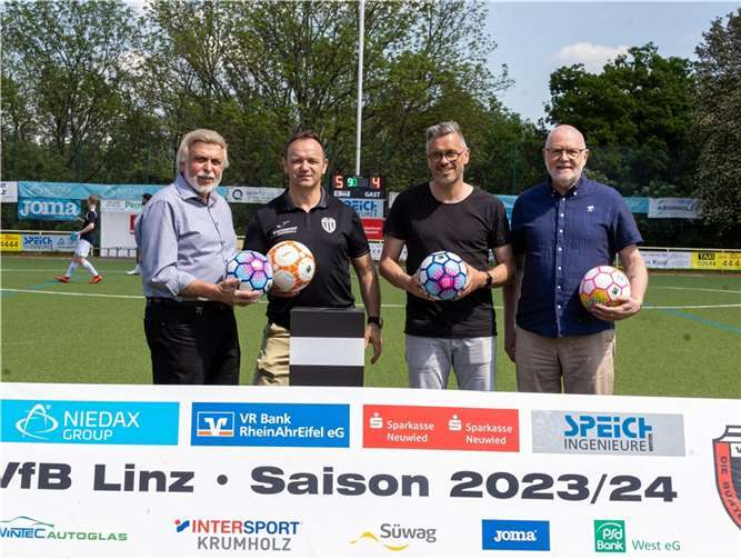 Von links: Eine-Welt-Vorsitzender A.-Peter Gillrath, VfB-Geschäftsführer Enrico Düsel, VfB-Vorsitzender Mirko Schopp, Fair Trade Steuerungsgruppe Didi Pörzgen  Foto: VfB Linz/Max Jäger