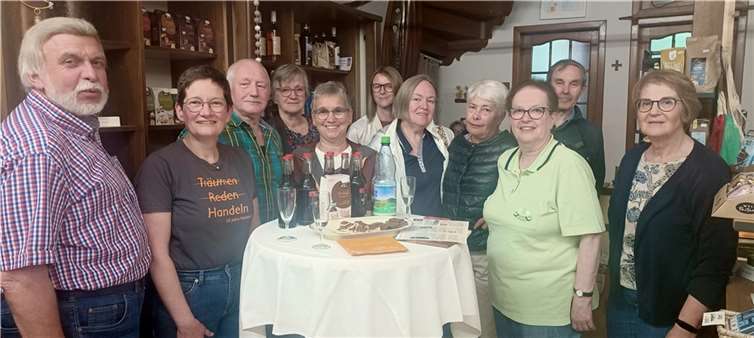 Von links: Eine-Welt-Vorsitzender A.-Peter Gillrath, stellv. Vorsitzende Annette Förster, Jutta Mönnig (6.v.l), Vorstandsmitglied Gisela Bach (r.)  Foto: Hans-Joachim Schmitz