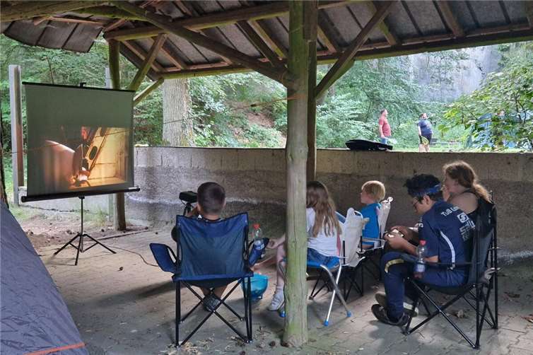 Von links: Emil Wagner, Charlotte Krausler, Johanna Busse, Antonio Jung, Samantha Jung (im Hintergrund Lothar Bauer und Raphael Bauer)