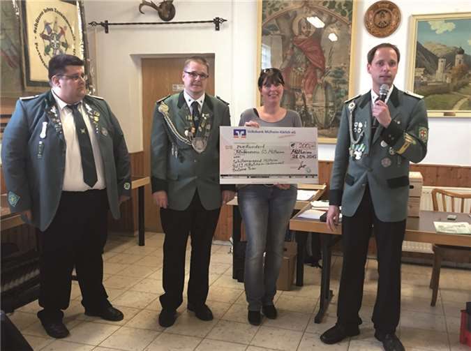 Von links: Eric Stumm (stellv. Bezirksjungschützenmeister), Mike Otto (König), Susanne Walter (stellv. Vorsitzende), Jürgen Sass (Bezirksjungschützenmeister) .privat