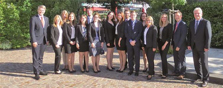 Von links: Eric Westerheide, Vorstand, Violetta Ganske, Jennifer Junkes, Franziska Sauer, Julia Hansen, Matthias Benz, Michelle Roth, Annemarie Keßler, Morena Hirt, Philipp Steinbacher, Matthias Wintrich, Michele Mettler, Silke Blatt, Leiterin Personal, Susanne Berscheid, Ausbildungsleiterin, Volker Holzen, Personalratsvorsitzender und Volker Knotte, Vorstand. privat