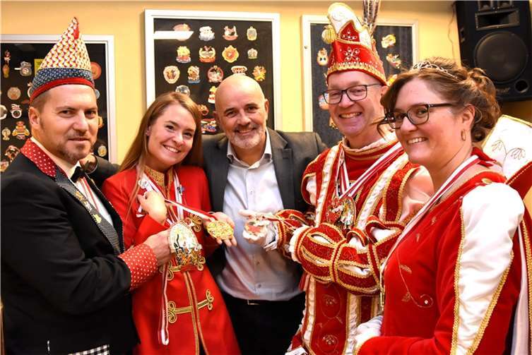 Von links: Erik Schäfer, Monique Sühl, Norbert Sauren, Prinzenpaar Ansgar und Daniela Pöhler  Foto: Alfred Eich