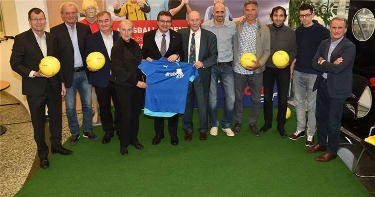 Von links: FVR-Rechtswart Norbert Weise, 80er Europameister Hans-Peter Briegel, Fußballtrainer Milan Sasic, Vertreterin der Lotto-Gesellschafterversammlung Monika Sauer, Lotto-Geschäftsführer Jürgen Häfner, 54er Weltmeister Horst Eckel, die Lotto-Elf-Spieler Nikolai Fourotan, Michael Dämgen, Jo Augel, Stefan Ganser und 74er Weltmeister Wolfgang Overath.Seydel