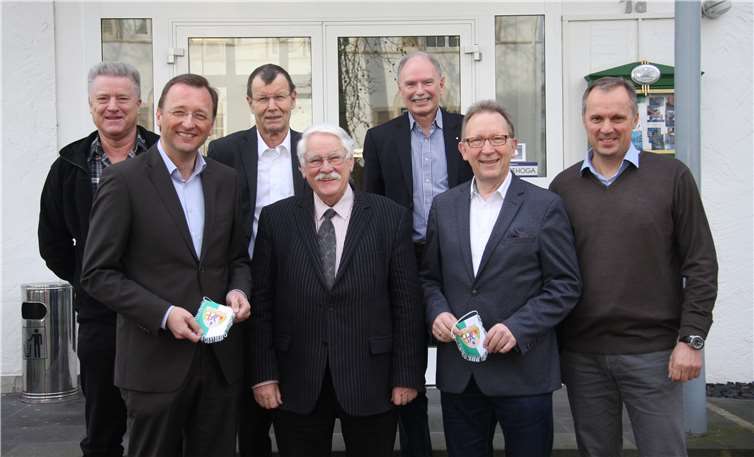 (Von links) FVR-Vizepräsident für Qualifizierung, Vereinsberatung sowie Schule und Fußball Alois Stroh, Bundestagsabgeordneter Josef Oster, FVR-Rechtswart Norbert Weise, FVR-Verbandspräsident Walter Desch, FVR-Schiedsrichterausschussvorsitzender Erich Schneider, Bundestagsabgeordneter Erwin Rüddel und FVR-Geschäftsführer Armin Bertsch. privat