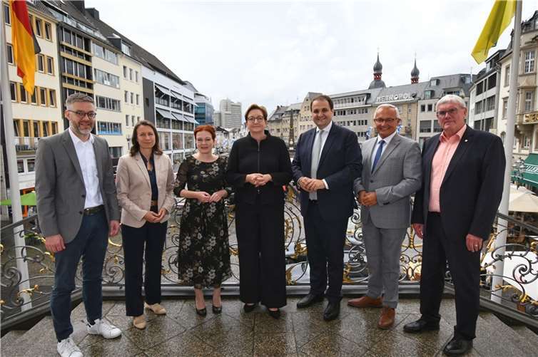 Von links: Fabian Kirsch (Chef Staatskanzlei Rheinland-Pfalz), Cornelia Weigand (Landrätin Kreis Ahrweiler), Oberbürgermeisterin Katja Dörner, Klara Geywitz (Bundesministerin für Wohnen, Stadtentwicklung und Bauwesen), Nathanael Liminski (Minister Bundes und Europaangelegenheiten sowie Medien des Landes Nordrhein-Westfalen), Achim Hallerbach (Landrat Kreis Neuwied), Sebastian Schuster (Landrat Rhein-Sieg-Kreis 02631352405) Foto: Sascha Engst /Bundesstadt Bonn