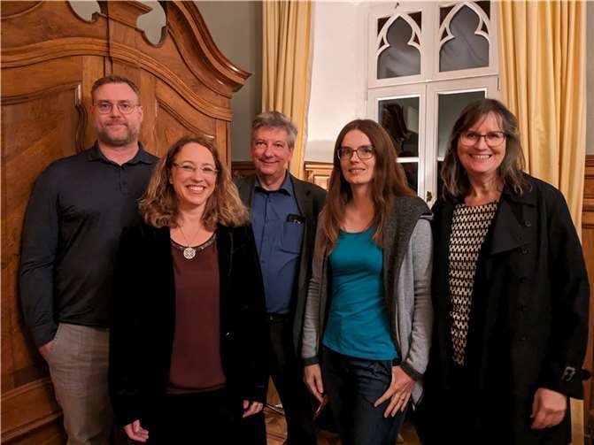Vorstandswahl in historischer Kulisse Von links: Felix Arentz, Claudia Bräuer, Stefan Lütke, Nadine Maillefer und Etta Hündgen werden künftig im Vorstand des Gewerbevereins Swisttal mitarbeiten. Foto: KS
