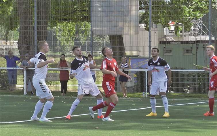 Von links Felix Velbinger, Alexey Eberhard und Magomed Ibragimov am eigenen Strafraum.privat