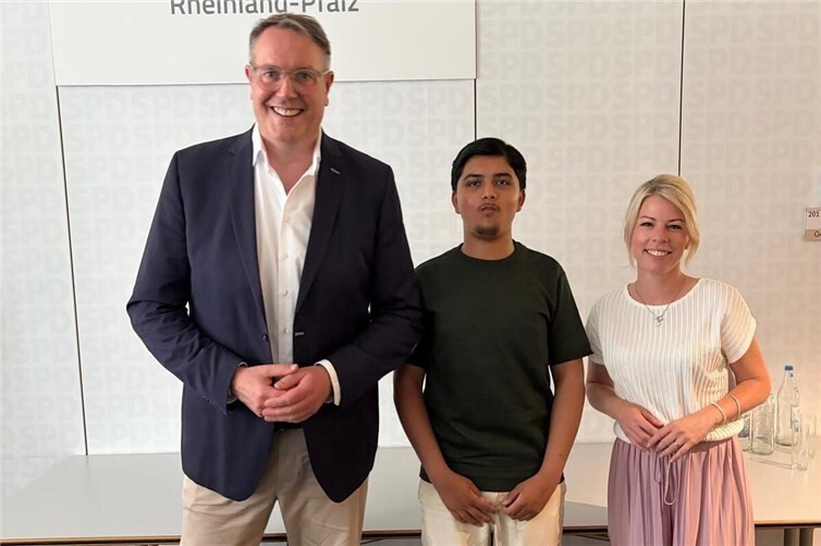 Von links: Fraktionsvorsitzender Alexander Schweitzer, Schüler und Praktikant Usama Husain sowie Landtagsabgeordnete Lana Horstmann. Während seines zweiwöchigen Schulpraktikums erhielt Usama Husain vielfältige Einblicke in die parlamentarische Arbeit und den politischen Alltag.