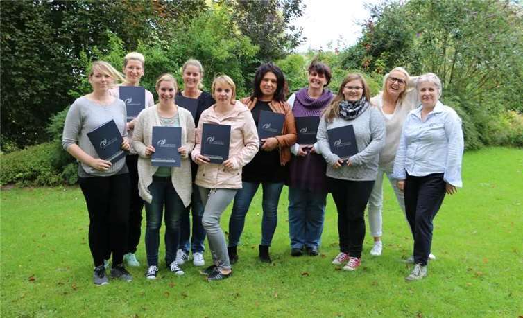 Von links: Francine Hartmann, Juliane Schlegel, Janina Helmes, Sabrina Noll, Elena Klöckner, Gülcan Düzce-Kacar, Gertrud Schausen, Stephanie Schmidt, Ute Justen (Leitung Katharina Kasper Akademie), Martina Bretz (Pädagogische Mitarbeiterin Katharina Kasper Akademie). Katharina Kasper Akademie