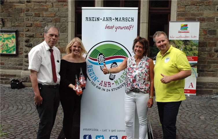 Von links: Frank Piontek, Veranstalter Good Walking Club e. V., Alina Bäcker, Winzergenossenschaft Mayschoß-Altenahr e.G., Bürgermeister Achim Haag, Ulla Dismon, Mittelahr Touristik Verbandsgemeinde Altenahr. UM