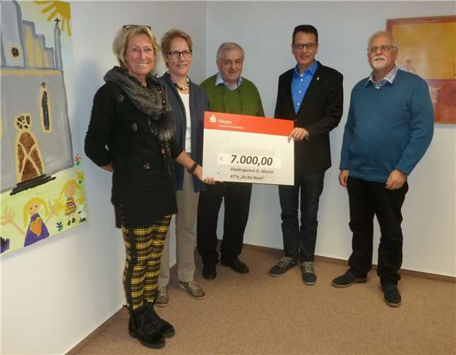 Von links: Frau S. Kilian (kath. Kindergarten St. Martin), Frau M. Griese (Kindertagesstätte „Arche Noah“), W. Schmitt (Geschäftsführer Hospitalbadstiftung) Pfarrer A. Sturm (Vorsitzender und Sprecher des Vorstandes) und S. Preuß (Vorsitzender des Stiftungsrates). Nassauische Hospitalbadstiftung