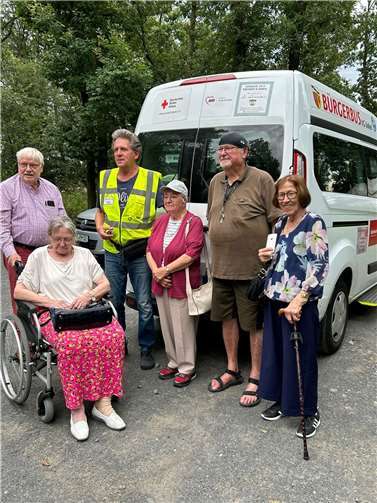 Von links: .: Fritz Pink, Bürgerbus-Helfer Jochen Wilsberg und AWO-Vorsitzender Rudolf Martin mit Ositha Schäfer, Renate Niesel und Grete Winterscheid  Foto: Rainer Novak