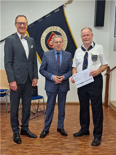 Von links: G. Groß, A. Dornbusch und W. Jäger mit Spendenscheck.