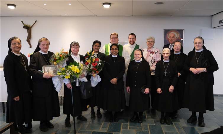 Von links: Generaloberin Schwester Arpita, Schwester Theresia, Schwester Claudia, Schwester Nivedita, Pastor Stephan Dumont, Diakon Carsten Mayer, Gertrud Hüttges und Dr. Wolfram Haymann von der Heimleitung sowie einige der Mitschwestern. Foto: Edda Hornberger