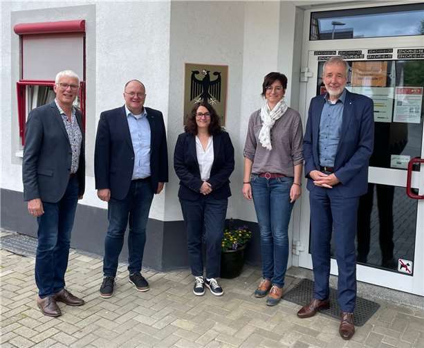 Von links: Georg Heimermann (Agentur für Arbeit Adenau), Bürgermeister Guido Nisius, Valentina Dünnes (Jobcenter Adenau), Natalie Grings (Agentur für Arbeit Koblenz-Mayen) und Frank Schmidt (Vorsitzender der Geschäftsführung, Agentur für Arbeit Koblenz-Mayen) tauschten sich über aktuelle Themen aus.  Foto: Sonja Lußem, BA
