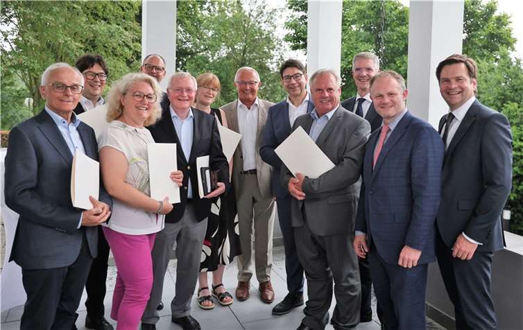 Von links: Georg Schuhen, Michael Mang, Heike Lodka, Thorsten Hornung, Rainer Kilgen, Gabriele Goldenstein, Landrat Achim Hallerbach, Präsident des Sparkassenverbands RLP Thomas Hirsch, Karl-Heinz Wilhelmy, Vorstandsvorsitzender Thomas Paffenholz, Oberbürgermeister Jan Einig, Vorstandsmitglied Marc Sinkewitz  Foto: Jörg Niebergall