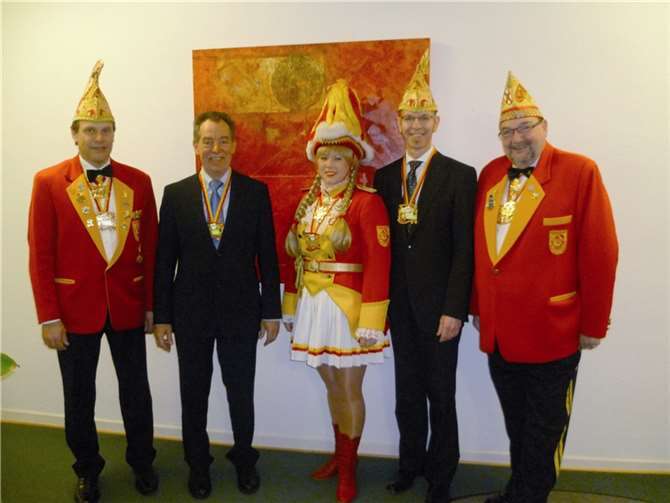 Von links: Gerd-Walter Adler (Geschäftsführer Narrenzunft Gelb-Rot), Franz Merkes (Vorstandsvorsitzender PSD Bank Koblenz eG), Miriam Wieland (Funkenmariechen), Bernd Schittler (Vorstand PSD Bank Koblenz eG) und Rudolf Reinhardt (Vorsitzender Narrenzunft Gelb-Rot).Privat