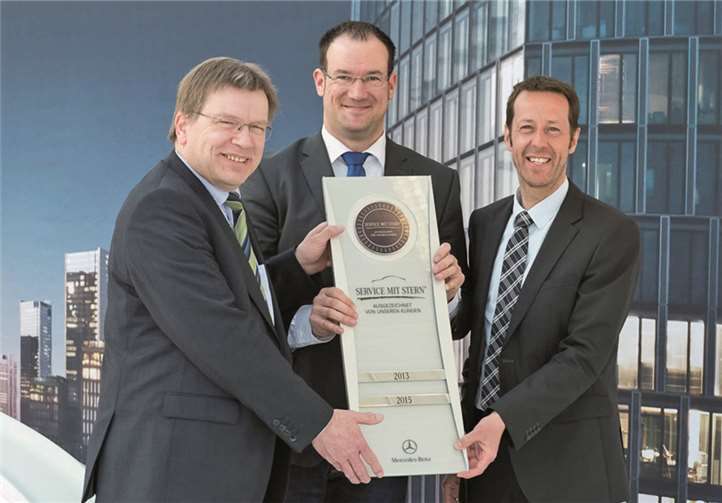 Von links Gert-Peter Koch vom MBVD überreicht das Prädikat Service mit Stern® an Serviceleiter Elmar Esser und Geschäftsführer Axel Frey. Guido Dohr