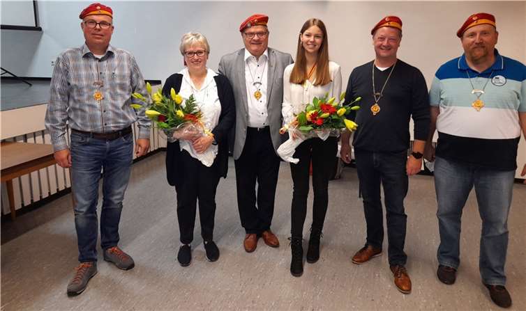 Von links: Geschäftsführer Stephan Fischer, Zahlmeisterin Erika Schwickert, Kommandant Heribert Molly Zins, Regimentstochter Antonia Schäfgen, Adjutant Michael Krebs, Hauptmann Thomas Bell.Foto: privat