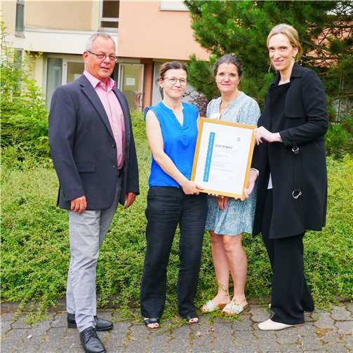 Von links: Geschäftsführer Thomas Werner, Schulleiterin Helena Kejner, QM-Beauftragte Verbundkrankenhaus Ute Weißenfels, QM-Beauftragte Pflegefachschule Kathrin Böse  Foto: Manuel Klein