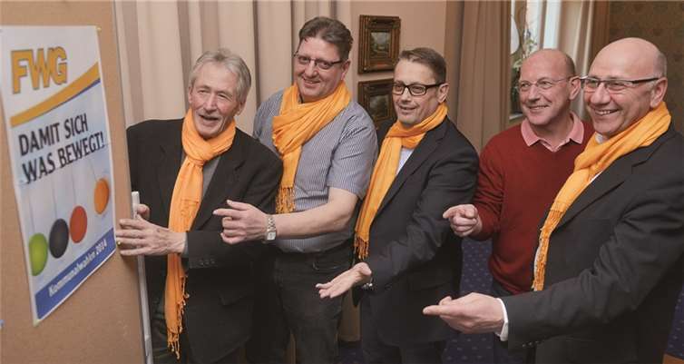 (Von links) Gregor Sebastian, Alfred Förner, Albert Maur, Hans Boes und Engelbert Felk präsentierten das ursprünglich geplante Wahlplakat. privat