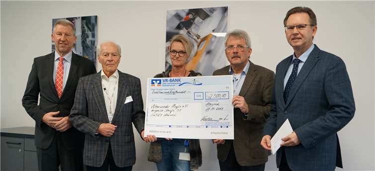 Von links: Günter Visse (Betriebsleiter der Raiffeisendruckerei), Horst Roth (Hospizverein), Silke Lutter (Betriebsratsvorsitzende Raiffeisendruckerei), Hans-Peter Knossalla (Hospizverein), Franz-J. Köllner (Geschäftsführer der Raiffeisendruckerei) bei der SpendenübergabeFoto: Kurt Zilles