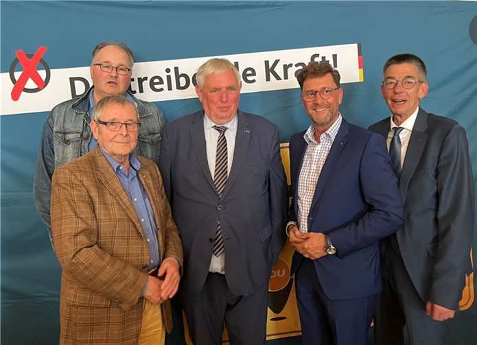 Von links: Günther Rohde, Martin Monsen, Karl-Joesf Laumann, Detlef Odenkirchen und Martin Hahn stellten sich für ein Erinnerungsfoto im Heimathaus von Neuwied zusammen.  Foto: Norbert Faltin