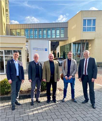 Von links: Guido Wernert (KHDS-Geschäftsführer), Oliver Götsch (Bürgermeister der Verbandsgemeinde Selters), Rolf-Peter Leonhardt (KHDS-Verwaltungsratsvorsitzender), Volker Mendel (Bürgermeister der Verbandsgemeinde Puderbach) und Jörg Geenen (stv. KHDS- Geschäftsführer)  Foto: Anja Nassen