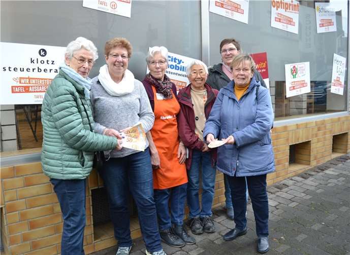 Von links: Hannelore Nowotny, Cilly Sarius, Anna Jüngling, Mami Liebschner, Mary Witsch und Marlies Fickler bei der Spendenübergabe vor der Tafel-Ausgabestelle Sinzig. Foto: E.T. Müller