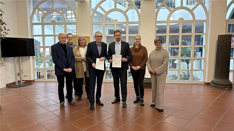 Von links: Hans Georg Hansen, Johannes Ahsenmachen, Barbara Vogt, Claus Peitz, Christian Greiner, Lisa Scharrenbach, Birgit Schröder. Foto: Stadtverwaltung Andernach / Regina Unruh