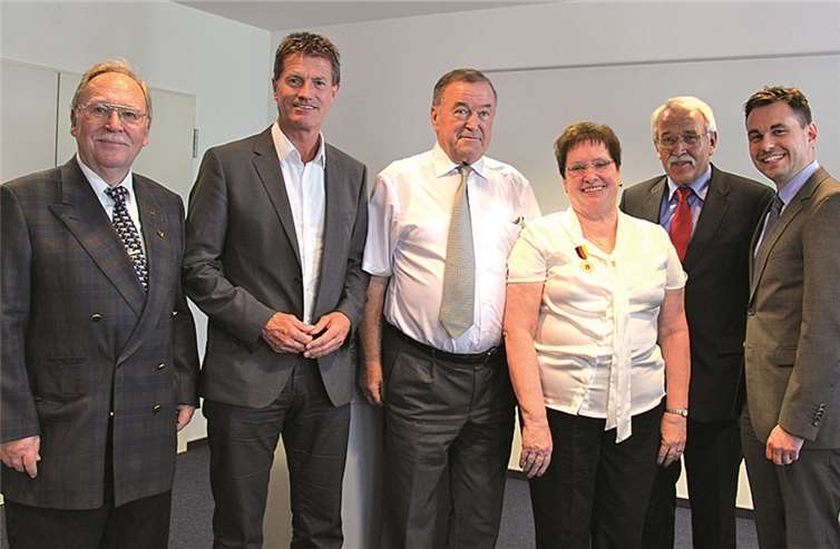 (Von links) Hans Noll, Detlev Pilger (MdB), Willy Bündgen (Ehemann), Gerlinde Bündgen (Geehrte), Hermann-Josef Schmidt (Ortsvorsteher des Stadtteils Güls) und David Langner (Staatssekretär im Ministerium für Soziales, Arbeit, Gesundheit und Demografie) bei der Verleihung. privat