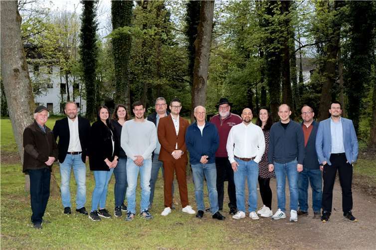 Von links: Hans Peter Forneberg sen., Gregor Holschbach, Verena Hoppe, Irina Klaas, Dominik Hoppe, Jens Kolbe, Sven Klein, Dr. Jörg Nickel, Ulrich Schreiber, Salvatore Genovese, Manuela Schreiber, Marc Louis Müller, Dominik Ehrenstein und Florian Rademacher  Foto: Lara Stephan