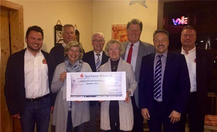 (Von links) Hans-Peter Füllenbach (Assistent der Geschäftsleitung Getränke Kemmler GmbH), Gebhard und Uta Jansen (Gundlach Stiftung), Volker Mendel (Bürgermeister VG Puderbach), Roswitha Schulte (erste Beigeordnete VG Waldbreitbach), Horst Rasbach (Bürgermeister VG Dierdorf), Hans-Werner Breithausen (Bürgermeister VG Rengsdorf) und Thomas Schausen (Außendienst der Getränke Kemmler GmbH). privat