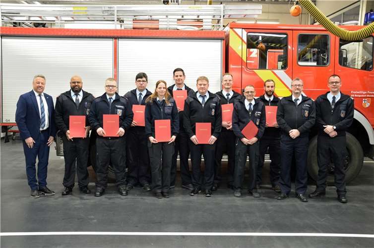 Von links: Hans-Werner Breithausen, Imed Merghad, Kevin Bogdanovic, Steven Kaul, Angelina Henn, Pascal Gesellchen, Florian Schäfer, Marc Sachs, Michael Jungmann, Florian Tempel, Peter Schäfer, Tobias Dittrich  Foto: Jonas Fackert/Freiwillige Feuerwehr Kirchspiel Anhausen
