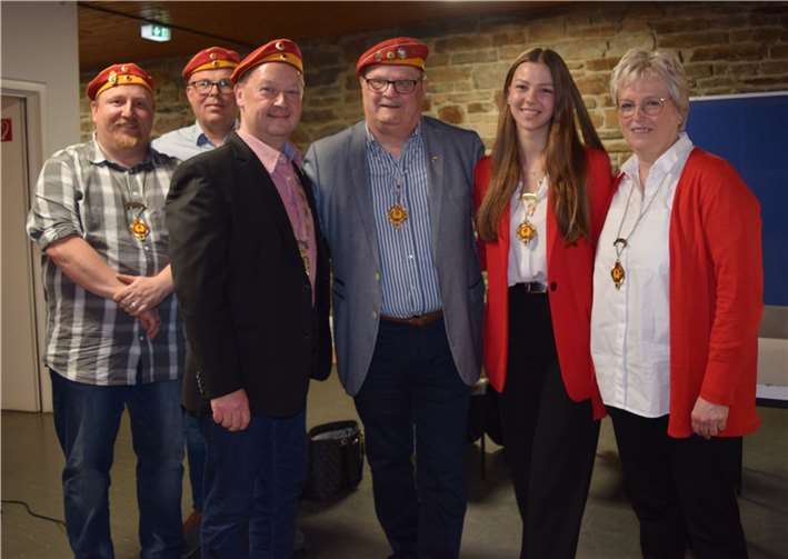 Von links: Hauptmann Thomas Bell, Geschäftsführer Stephan Fischer, Kommandant Michael Krebs, Heribert Molly Zins, Regimentstochter Antonia Schäfgen, Zahlmeisterin Erika Schwickert, Adjutant Aaron Friedland fehlt.