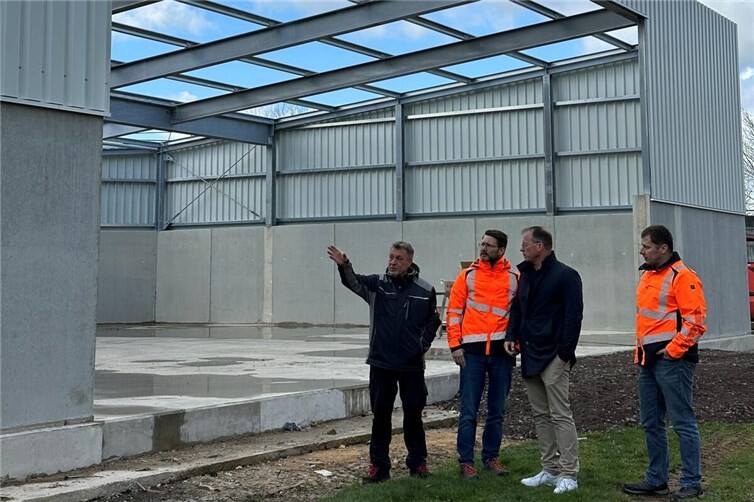 Von links: Heiko Kaiser, Betriebsleiter Zentralkläranlage, erläutert Andreas Loeb, Jörg Lempertz und Georg Stein den aktuellen Sachstand bei Bau der neuen Klärschlammlagerhalle.