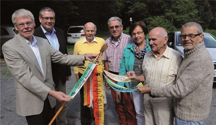 (Von links) Heinz Ahrendt und der neue Ortsvorsteher Peter Diewald stellten mit dem Vorstand die Wanderwimpel der letzten Jahre vor. FotoFIX