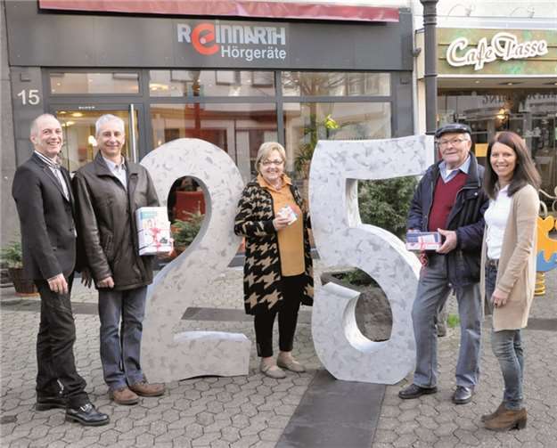 (Von links) Heinz Reinnarth, Harald Neufing, Marga Kallas, Manfred Hilger und Andrea Reinnarth bei der Gewinnübergabe.BS