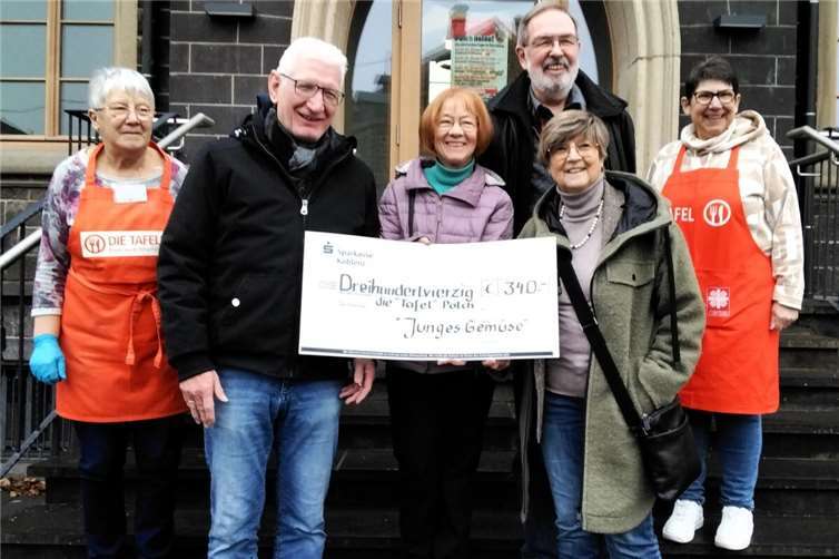 Von links: Helga Engels (Tafel), Willi Weber, Ute Lellmann, Heinz Gartner, Ilona von Assel (Theatergruppe) und Heide Horsch (Tafel) bei der Spendenübergabe.  Foto: Gerhard Schröder
