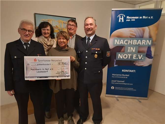 Von links: Hermann-Josef Mertens, Brigitte Honnef (Pressewartin NiN e.V.), Marianne Runkel (1. Vorsitzende von NiN e.V.), Josef Honnef (Geschäftsführer NiN e.V.) und Heinz-Werner Hömig (1. Vorsitzender des Musikzugs der FFW Leubsdorf)  Foto: Edda Hömig