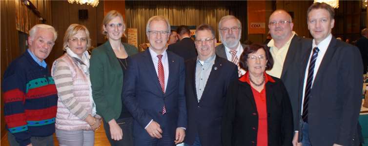 (Von links) Hermann Schmidt, Ruth Baulig (VG-Ratsmitglied), Selina Reim (Kreistagsmitglied), MdL Josef Dötsch (stellvertretender CDU-Kreisvorsitzender, Kreistagsmitglied), Winfried Erbar (Stadtratsmitglied, Vorstandsmitglied), Werner Risch (Stadtratsmitglied), Dorothea Kalus (Mitglied des Seniorenbeirats der VG), Bernd Bengel (stellvertretender CDU-Vorsitzender von Mülheim-Kärlich, Stadtratsmitglied) und Horst Hohn (Kreistagsmitglied, Geschäftsführer der CDU-Kreistagsfraktion). privat