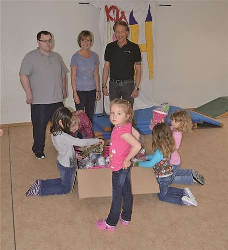 (Von links) Herr Schmidt, Frau Zschiesche und Herr Dalm stellten erfreut fest, dass die neuen Spielsachen bei den Kleinen gut ankamen. privat