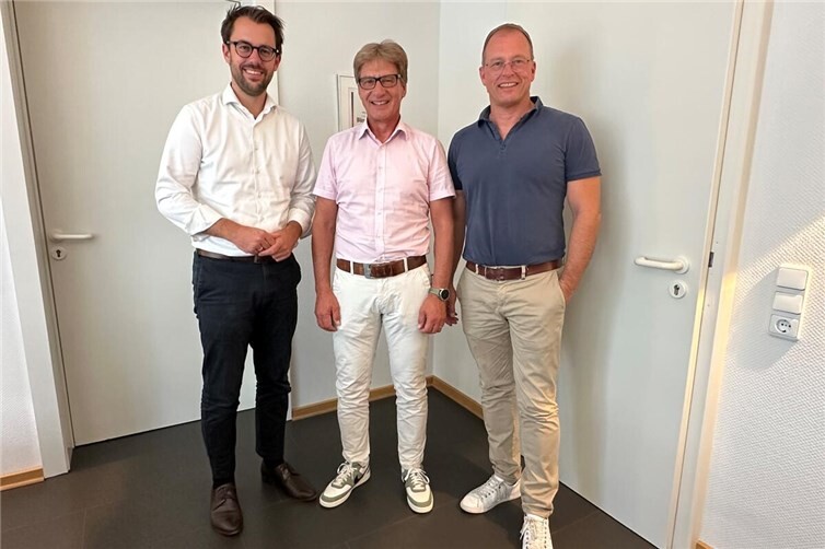 Von links: Hubertus Hacke-Dietze tritt die Nachfolge von Berthold Nick als Kommunalbeauftragter der Energieversorgung Mittelrhein (evm) an. Beide waren im Rahmen eines Abschieds- und eines Antrittsbesuchs bei Bürgermeister Jörg Lempertz im Rathaus der VG Mendig zu Gast. 
