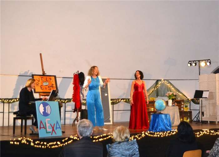 (Von links) Ilse Kösling, Petra Schwarzkopf und Alexandra Felizitas Tschida verzauberten ihr Publikum in der Kaiserhalle Burgbrohl.  Foto: Eberhard Thomas Müller