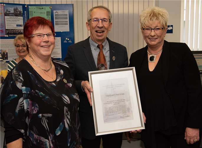 Von links: Inge Becker, 2. Vorsitzende, Herbert Hennes und Marion Lipinski-Naumann, 1. Vorsitzende. Privat