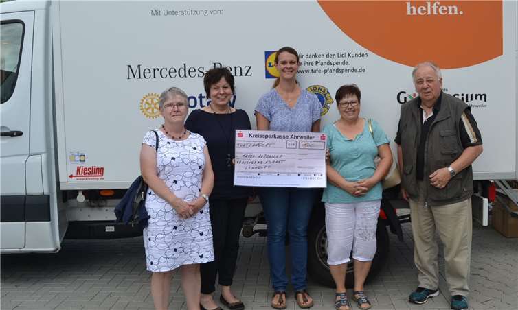 Von links: Ingrid Güttes, Christa Thiem, Nadja Dühr, Petra Jarzombek und Dieter Groine kamen bei der Spendenübergabe miteinander ins Gespräch. Dabei erfuhren die Damen der Katholischen Frauengemeinschaft Löhndorf auch, dass die Tafel ohne finanzielle Spenden nicht existieren könnte. Foto: E. T. Müller