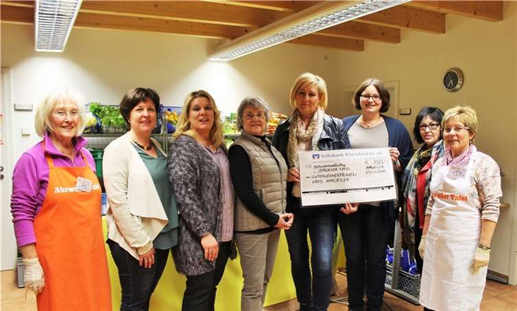 (Von links) Iris Fantini, Andrea Krämer, Kerstin Sonntag, Irmgard Jacobs, Cornelia Adams, Christiane Böttcher, Silvia Klein und Heike Ehlenbeck bei der Spendenübergabe in den Räumen der „Ahrweiler Tafel“. Es fehlt Günther Uhl vom Hotel Krupp. privat