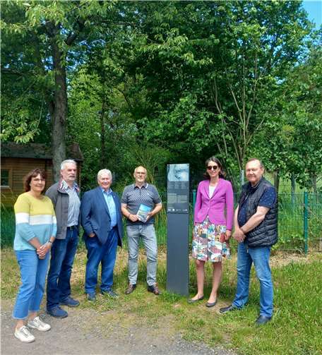 Von links: Irmgard Schröer, Egon Roos, Stadtbürgermeister Gerhard Hausen, Oliver Bremm, Isabell Fürstin zu Wied und Günter Hirzmann an der neuen Stele zum Unkeler Stelenweg  Foto: Kulturstadt Unkel/Beate Johl