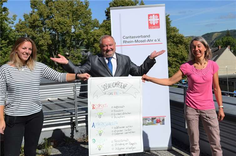 (Von links) Janine Schallert, Martin Leupold und Margret Marxen-Ney stehen für eine gute Zusammenarbeit von Caritas und St. Thomas Realschule plus in Andernach.Foto: E.T. Müller