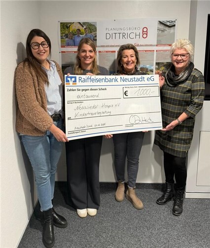 Von links: Jenny Jung, Christina Dittrich, Sabine Dittrich und Beate Christ bei der Übergabe des symbolischen Spendenschecks. Foto: Kerstin Dambmann